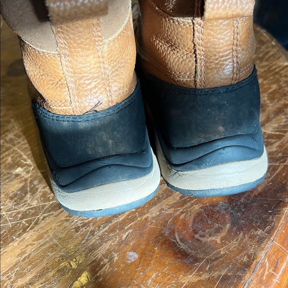 UGG Adirondack Snow boots. Tan and Black Leather Boots - Picture 4 of 8